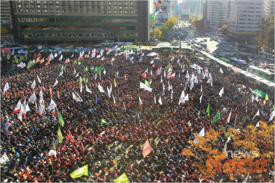 10일 오후 서울광장에서 열린 ‘2013 전국노동자대회’ 참가자들이 손피켓을 들고 구호를 외치고 있다. 황진환기자