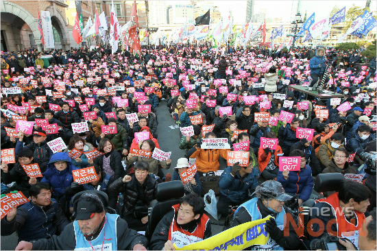 7일 오후 서울역광장에서 열린 '박근혜 정권규탄 비상시국대회' 참가자들이 행진도중 명동 입구에서 경찰병력과 대치하고 있다. (노컷뉴스 황진환기자)