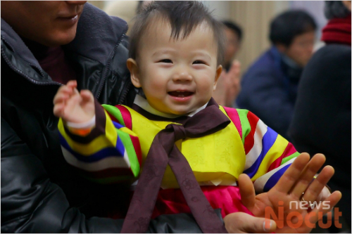 13일 서울 신수동 예수회 센터에서 열린 삼성전자서비스 노동자 고 최종범씨 딸 돌잔치에서 주인공인 최별양이 밝게 웃고 있다. 사진=송은석 기자 